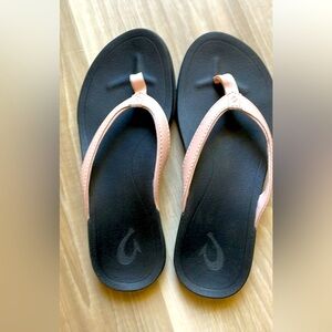 Okukai flipflops size women’s 5w
Soft pink with black soles